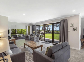 19 'Bay Parklands', 2 Gowrie Avenue - ground floor renovated unit with water views & WIFI